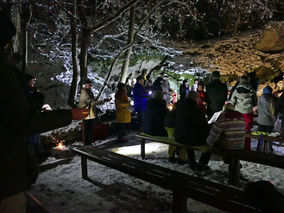 Waldadvent in der Fatima-Grotte (Foto: Karl-Franz Thiede)